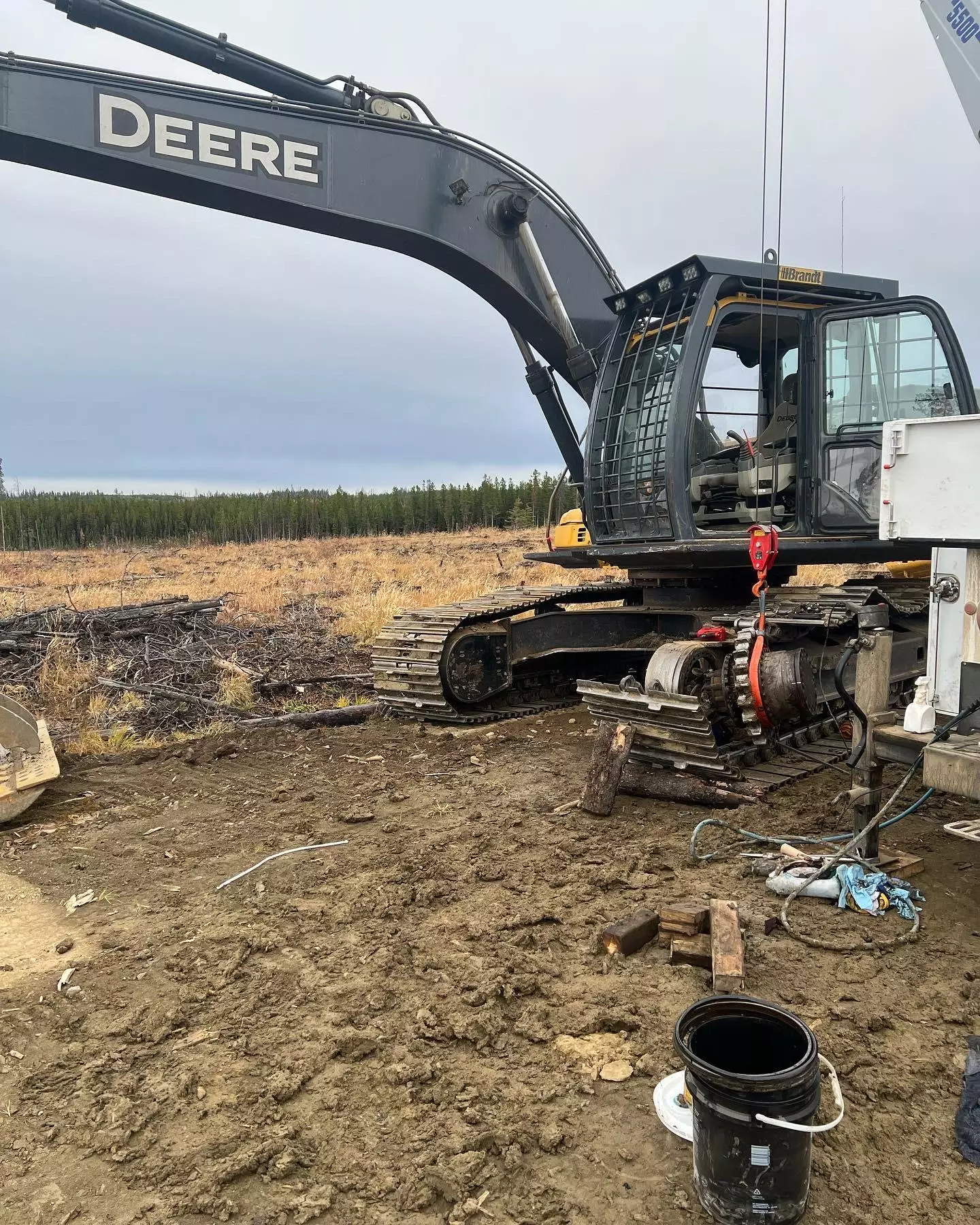Excavator final drive removal